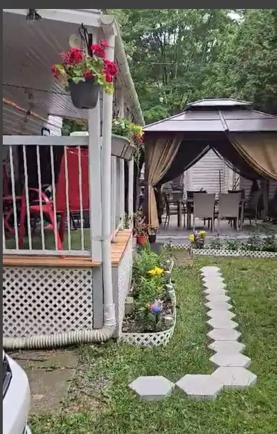 VR TRANSFORMÉ EN MINI-CHALET COQUET, AU BORD DU RICHELIEU, ENDROIT TRANQUILLE, ENTOURÉ D'ARBRES, IDÉ...