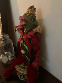 Vintage Wayne Kleski royal frog shelf sitter doll 