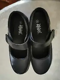 New Girl's shoes - size 5