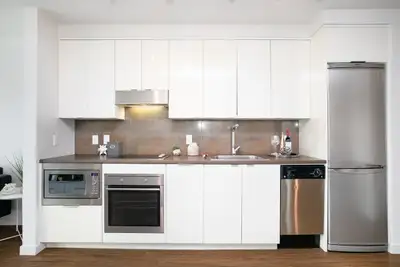 Enjoy all that Downtown Vancouver has to offer in this furnished 556 Sq. Ft. 1 bedroom plus den, 1 b...