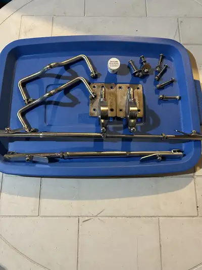 Weaver Snap Davit Kit, Used. In good condition. Consists of: Stainless Yokes (2), SS standoff arms (...