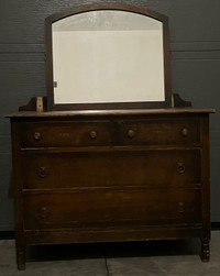 Vintage 30’s/40’s antique 4 drawer dresser with mirror