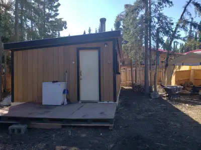Located 40 minutes from town in beautiful Marsh Lake, this cabin is 5 minute drive to the Community...