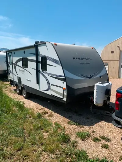 2015 Travel trailer in great condition, has 1 slide with a u-shaped dinette, Queen size walk around...