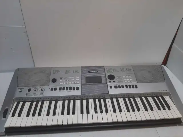 Yamaha PSR-E413 Digital Keyboard in Pianos & Keyboards in City of Montréal - Image 2