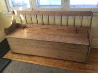 Beautiful Pine Bench. Banc lit 1850s Quebec Canadiana. $850