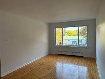 Grand 5 1/2 à l’étage d’un triplex, très lumineux. Plancher Bois franc. Cuisine rénovée à l’automne...