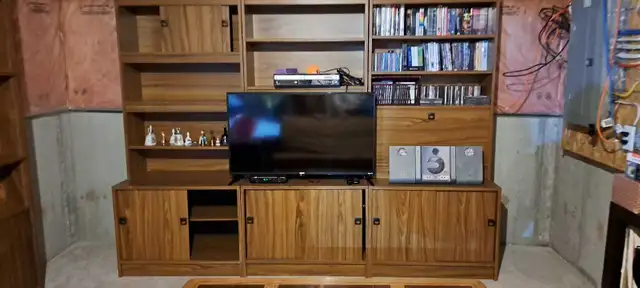 old school bookshelves in Bookcases & Shelving Units in Oshawa / Durham Region - Image 2