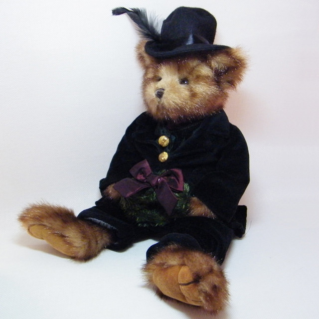 Bearington CHARLES BEAR Plush Victorian Christmas Teddy w Wreath in Arts & Collectibles in City of Toronto