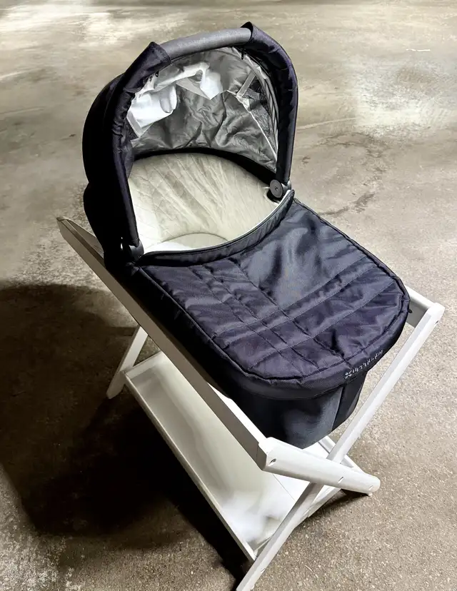 UPPAbaby Bassinet and Bassinet Stand in Strollers, Carriers & Car Seats in Mississauga / Peel Region - Image 2