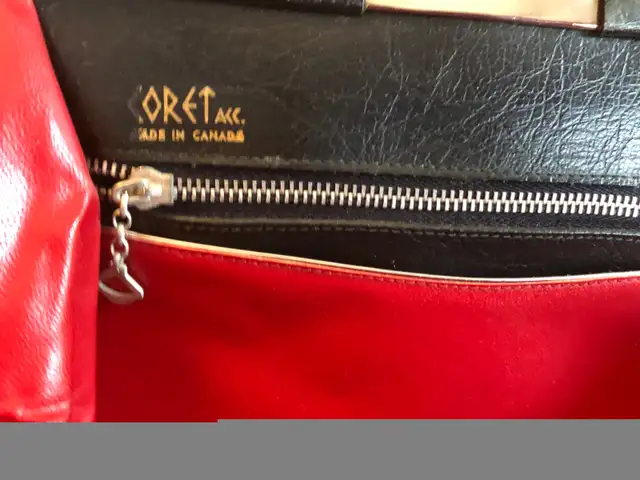 Vintage Coret Canadian Handbag Purse Black Faux Patent Leather R in Women's - Bags & Wallets in Kitchener / Waterloo - Image 7