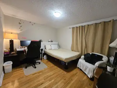 Room Available Now ,2026 utilities included 850 but we can negotiable the Room big the bed is king s...