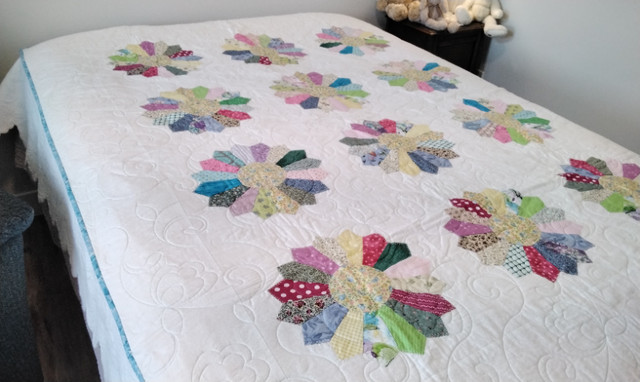 SINGLE BED DRESDEN PLATE QUILT in Bedding in Chilliwack