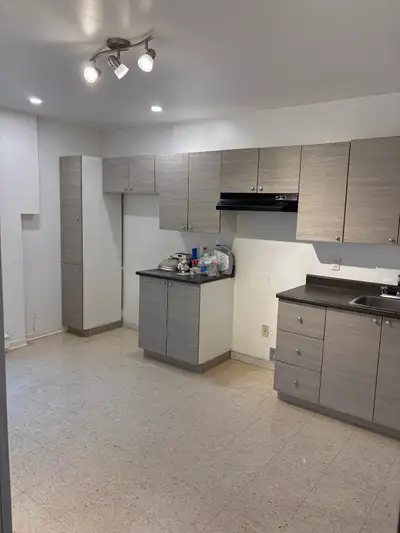 TRES GRAND 3 1/2 à louer à Vimont Beau, grand et ensoleillé Enquête de credit obligatoire $1095 par...