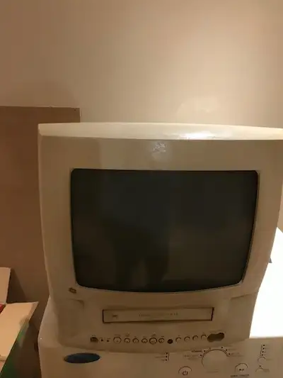 Télévision 20 pouces en couleur avec vidéo VHS intégré, le tout fonctionne. 50$, 514 970-7704