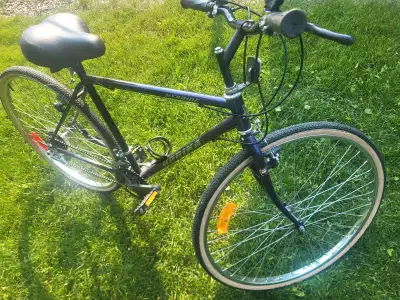Vélo hybride pour adulte – 28" Propre et prêt à rouler ! Roues de 28 pouces Siège confortable pour d...