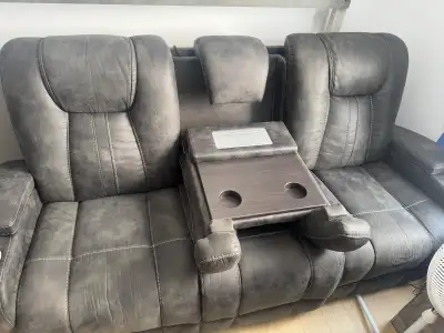 ️ Causeuse inclinable électrique – comme neuve (6 mois) Super belle causeuse inclinable en excellent...