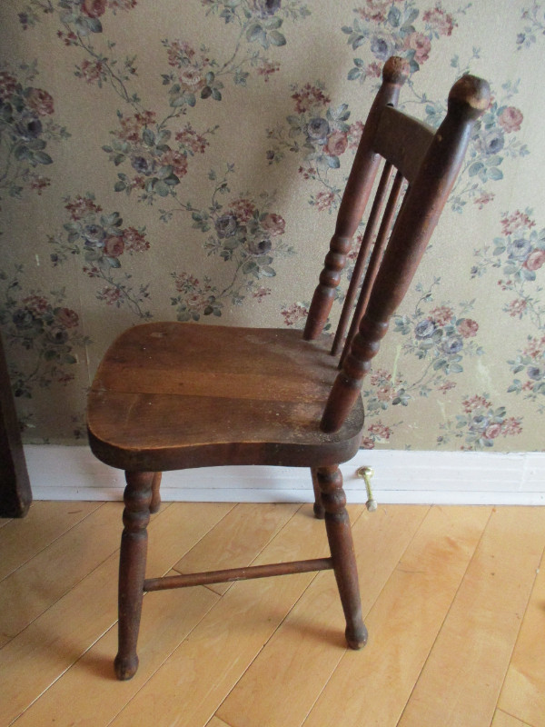 Petite table et 2 chaises bois pour enfants antiques dans Art et objets de collection  à Longueuil/Rive Sud - Image 2