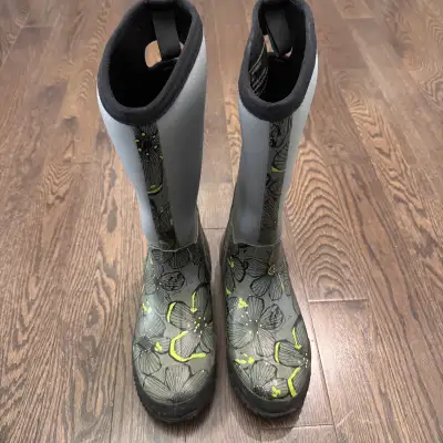 Woods ladies shoes size 6 used like new, View more