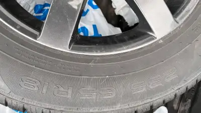 Je vends un ensemble de pneus d'été 235/65R18 montés sur des mags. Ces pneus sont de parfaite condit...
