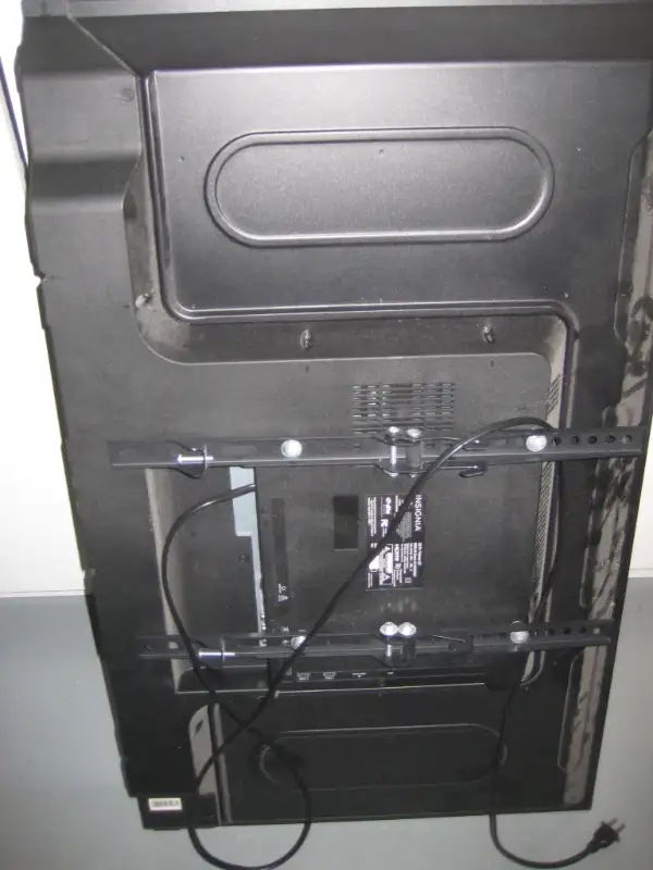 FS: Sony 32 LCD, Insignia 39 LCD, ViewSonic 27 LCD, with remote in TVs in Ottawa - Image 3