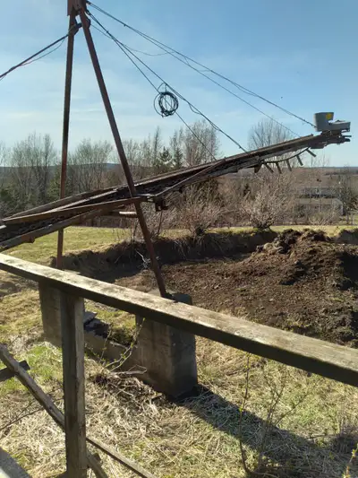 Chaîne de 14 pouces de largeur par 235 pieds long qui tourne dans le sens d'une aiguille d'une montr...