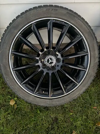 4 Mags mercedes AMG 5x112 19”x8” Fit plusieurs modele C-class/E-class/S-class/GLA/GLC/GLB Vient avec...