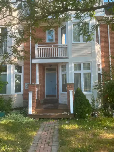 A charming residence nestled in the heart of Oakville in desirable River Oaks! Perfect for a family....