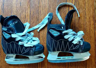 BAUER 8J CHILDRENS SKATES IN EXCELLENT CONDITION, View more