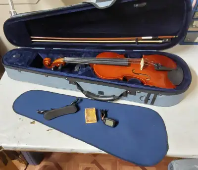 Violon grandeur 4/4 de marque Eastar, modèle EB004. Comprend: accorfeur a clip, mentonnière, housse...