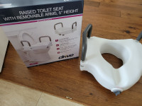 RAISED TOILET SEAT WITH REMOVABLE ARMS