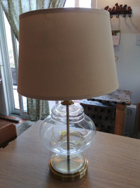 Belle lampe de table en verre  à vendre.