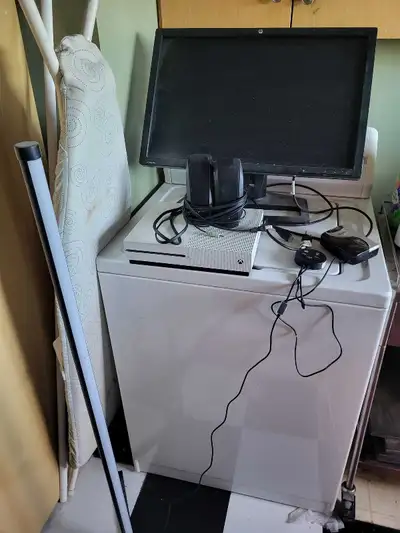 xbox 1(1TB)+monitor+speakers, View more