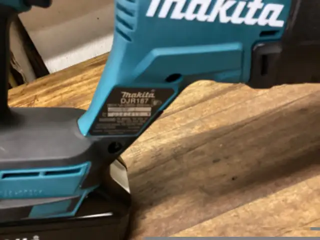 MAKITA LXT 18v BRUSHLESS 2 - SPEED SAWZALL and 4.0 AH BATTERY in Power Tools in Barrie - Image 8