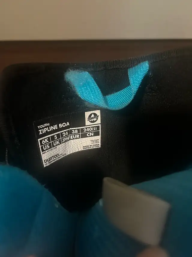 Burton Youth  Snowboard Boots in Snowboard in Calgary - Image 4