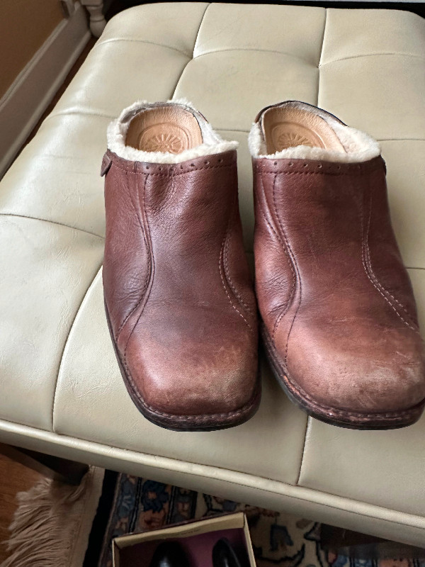 Uggs women’s slippers dans Femmes - Chaussures  à Ville de Montréal