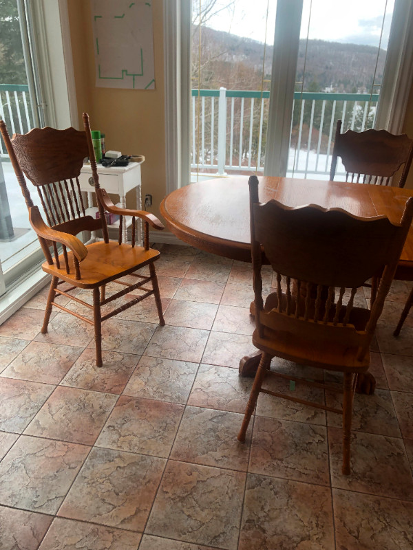 Table et chaises en bois massif dans Mobilier de salle à manger et cuisine  à Laurentides - Image 2