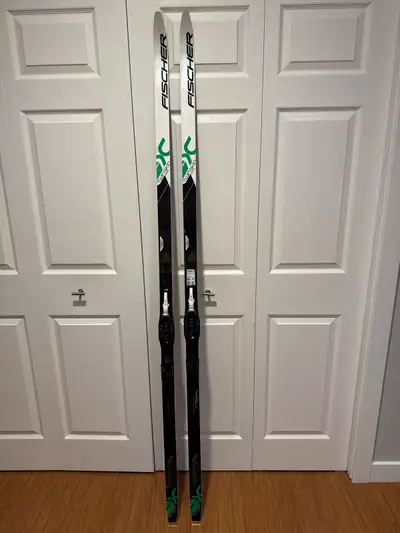 With Efficient Forward adjustable bindings. Suitable for 59-74kg/130-163 lbs. Ideal for beginner ski...