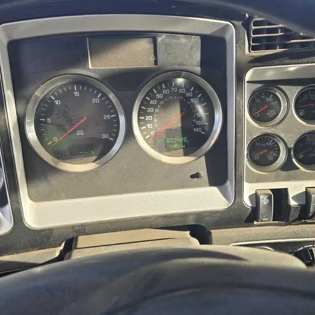 T800 kenworth in Heavy Trucks in Saskatoon - Image 10