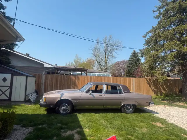 1983 Oldsmobile 98 in Classic Cars in Grand Bend - Image 2