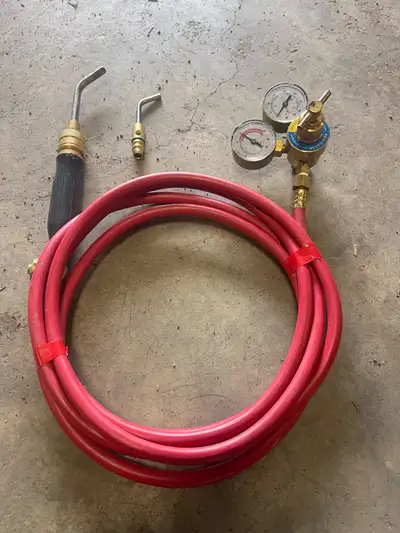 LINCOLN ELECTRIC Century Oxy-Acetylene Welding Torch Kit. Comes with two tips and and regulator as s...