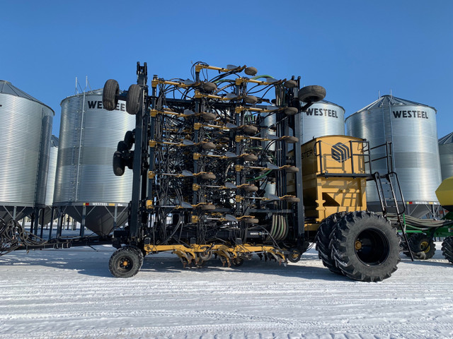 2016 Seedmaster with John Deere 1910 in Farming Equipment in Saskatoon - Image 3