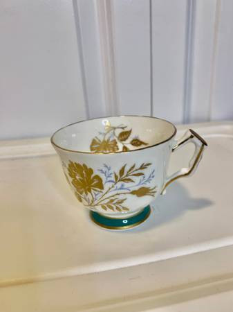 Aynsley Tea Cup #2733 in Arts & Collectibles in Burnaby/New Westminster - Image 2