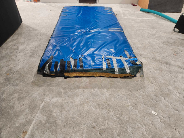 Large Crash pad / bouldering mat /gymnastics  in Other in Strathcona County - Image 2
