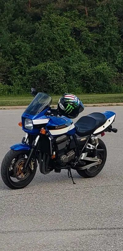 2002 Kawasaki ZRX1200R - Yoshimura slip on - Original exhaust included - Rear paddock stand included...