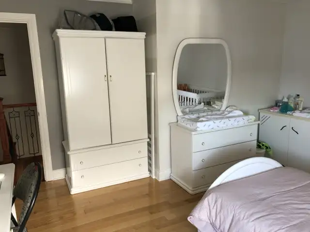 set de chambre à coucher en bois massif in Beds & Mattresses in Longueuil / South Shore - Image 6
