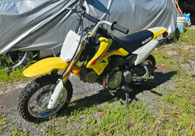 Suzuki DRZ-70 -Moto pour enfant 4 temps en très bonne condition. -Transmission semi automatique à 3...