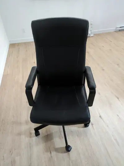 Chaise de bureau Ikea Millberget achetée en avril 2024 Excellente condition, vérin parfaitement fonc...