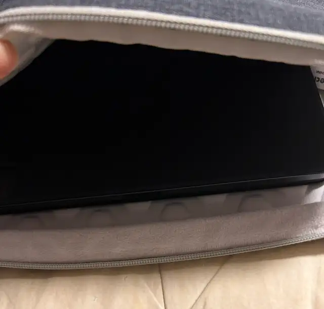 Padded iPad/ Laptop sleeve in Laptop Accessories in Markham / York Region - Image 8