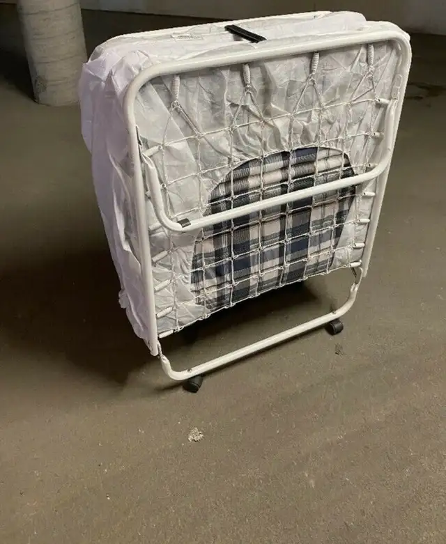 Foldable bed / Lit pliable  in Beds & Mattresses in City of Montréal - Image 2